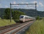 Fernverkehrstag auf der Altstrecke.

Via Burgdorf gibt es zumeist nur noch Güterverkehr, Nahverkehr und überregionale Züge nach Bern. Der dreizehnteilige ICE 4, Zug 9452 bei Bettenhausen. Juni 2023.