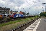 Mit einem Zug des Kombinierten Verkehrs ist die Lokomotive 482 031 von SBB Cargo am 08.07.2021 in Kln-West auf dem Weg in Richtung Norden.