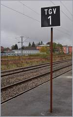 Zwar seit 1916 vom grossen internationalen Verkehr abgehängt, verläuft durch Pontarlier weiterhin der Verkehr Richtung Schweiz, Richtung Neuchâtel, selbst wenn dieser sehr beschieden ausfällt, aber immerhin früher sogar Nachtzüge bzw. Kurswagen Paris - Interlaken den Betrieb belebten. Auch TGV Züge bereicherten die Strecke, doch leider schien die Rendite der Verbindung Bern - Jura - Paris die Verantwortlichen nicht zu überzeugen, doch das Schild für die TGV-Züge steht weiterhin in Pontarlier.

29. Okt. 2019