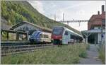 Nach dem die Fahrstrasse eingestellt und die Fahrleitung auf 25000 Volt 50 Hz umgestellt worden sind, verlässt der SNCF Dieseltriebwagen X 73567 als TER 18136 nach Frasne den Bahnhof von Vallorbe, während rechts im Bild ein SBB RABe 523 auf die Abfahrt nach Aigle wartet. 

16. Juni 2022 