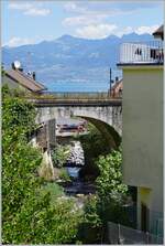 Ein Blick auf die Bahnbrücke über die Morge in St-Gingolph. Auf Schild rechts im Bild verkündet, falls einmal ein Zug kommen sollte,  ARRET  womit wohl die Haltestelle St-Gingolph (Suisse) gemeint ist.
Ich stehe auf eine schmalen Brücke mitten teils in Frankreich, teils in der Schweiz, die lange Zeit der einzige Übergang über die Morge auf dem Weg zwischen Bouveret und Evian bot. 

30. Juli 2022