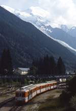 Eine Z 600-Garnitur verlt im Juli 1983 den Bahnhof Chamonix in Richtung Vallorcine, in Hintergrund der Montblanc und der Glacier des bossons