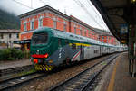 
Der fünfteilige Treno Servizio Regionale (TSR) R5 065 bzw. EB 711 -132 (auch geführt als ALe 711) steht am 03.11.2019 im FN (Ferrovie Nord Milano) Bahnhof Como Lago (oft auch Como Nord Lago bezeichnet)  zur Abfahrt bereit. 

Der Treno Servizio Regionale (TSR) bzw. FS ALe 711 / ALe 710  ist ein italienischer Doppelstock-Triebwagen-Zug. Er wird unter anderem von Trenord und Trenitalia im S-Bahn-Verkehr eingesetzt. Entwickelt wurde das elektrisch angetriebene Fahrzeug von AnsaldoBreda, heute Hitachi Rail Italy. Ein Zug wird aus 3 bis 6 Triebwagen zusammengestellt.

Der Treno Servizio Regionale (TSR) ist eine Weiterentwicklung der Treno Alta Frequentazione (TAF) bzw. ALe 426/Le 736/ALe 506. Das Hauptmerkmal der TSR ist die Modularität, da die TSRs nur aus zwei Fahrzeugtypen bestehen, und zwar den Endwagen mit Führerstand und Stromabnehmer und den Mittelwagen. Im Gegensatz zum TAF, bei dem die Traktion nur von den beiden Endwagen ausgeführt wird, ist beim TSR jedes Wagenteil motorisiert: Dies ermöglicht die maximale Flexibilität bei der Zusammenstellung der Züge, die je nach Dienstanforderung unterschiedlich lang sein kann, ohne Änderungen ihre Leistung. Die verteilte Traktion hat auch die meisten Griffprobleme gelöst, die für einige Linien des Ferrovienord-Netzes typisch sind und sogar Steigungen von 30 Promille erreichen (wie der Abschnitt zwischen Como Borghi und Camerlata).

Die Endwagen haben bei der FN die BR-Bezeichnung EB.711 und die Zwischenwagen EB.710, während sie bei der Nationalen Agentur für Eisenbahnsicherheit als ALe 711 bzw. ALe 710 registriert sind.

TECHNISCHE DATEN (fünfteiliger Triebzug):
Spurweite:  1.435 mm (Normalspur)
Achsformel:  Bo'2' + Bo'2' + Bo'2' + 2'Bo' + 2'Bo'
Zugzusammensetzung: EB.711/ EB.710/ EB.710/ EB.710/EB.711
Länge über Puffer: 130.995 mm (26.460/3 x 26.025/26.460 mm)
Achsabstand im Motor-Drehgestell:  2.650 mm
Achsabstand im Lauf-Drehgestell:  2.550 mm
Breite: 2.828 mm
Höhe:  4.300 mm
Eigengewicht:  275 t ( 58 + 53 + 53 + 53 + 58 t)
Höchstgeschwindigkeit:  140 km/h
Dauerleistung: 5 x 680 kW = 3.400 kW 
Stromsystem:  3 kV Gleichstrom
Sitzplätze:  558  (96 im EB.711 und 122 im EB.710)