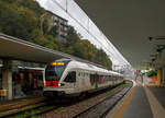 como/722386/der-vierteilige-stadler-flirt-etr-524 Der vierteilige Stadler FLIRT ETR 524 203 (RABe 524 203) der Trenord und TiLo erreicht am 03.11.2019 als S 10 (Bellinzona–Lugano–Chiasso–Como) den Endbahnhof Como San Giovanni. 

Die 23 vierteiligen (SBB RABe 524 001-019, Trenord ETR 524 201-204) und 17 sechsteiligen (SBB RABe 524 101-117) FLIRT sind als Zweisystemfahrzeuge auf den Regionalnetzen im Tessin und in der Lombardei im Einsatz. Davon sind 4 vierteilige FLIRT im Besitz der FERROVIENORD S.p.A. Diese Stadler FLIRT sind Zweisystem-Triebzge mit Wechsel- und Gleichstromausrstung sowie Zugsicherung fr die Strecken in der Schweiz und in Italien.  Ein durchgngiger Passagierraum, optimiert auf eine Bahnsteighhe von 550 mm, ein hohes Beschleunigungsvermgen und der grenzberschreitende Verkehrseinsatz sind drei der herausragenden Merkmale des Zuges. 

TECHNISCHE DATEN dieser vierteiligen Variante: 
Baujahre: 2007 und 2014 
Spurweite: 1.435 mm 
Achsanordnung: Bo’ 2’2’2’ Bo’ 
Lnge ber Kupplung: 74.078 mm
Fahrzeugbreite:  2.880 mm
Fahrzeughhe: 4.150 mm
Achsabstand im Drehgestell: 2.700 mm (Motor- und Laufdrehgestell)
Triebraddurchmesser:  860 mm (neu)
Laufraddurchmesser:  750 mm (neu)
Speisespannung: 15 kVAC / 3 kVDC 
Dauerleistung am Rad: 2.000 kW
Max Leistung am Rad: 2.600 kW
Anfahrzugskraft (bis 47 km/h):  200 kN 
Anfahrbeschleunigung:  ~ 1,2 m/s2
Hchstgeschwindigkeit 160 km/h
Fubodenhhe: 570 mm (Niederflur am Einstieg) / 1.120 mm (Hochflur)
Sitzpltze: 28 (1.Klasse) / 135 (2.Klasse) + 19 Klappsitze 
Stehpltze (4 Pers./m2): 243