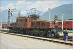 ce-68-ii-be-68-ii/830554/die-ce-68-ii-14253-in Die Ce 6/8 II 14253 in Domodossola im Rahmen eine Extrafahrt. Der Herr ganz rechts im Bild ist nicht etwa so etwas wie ein Fotograf, sondern er wird die Krokodillok an den Zug (knapp ausserhalb des Bildrandes) kuppeln.
 
20. Aug. 2011