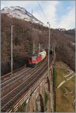 Die Re 4/4 11150 mit einem kurzen Güterzug kurz vor Preglia.
27. Jan. 2015
