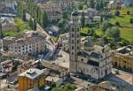 Allegra ABe 8/12 3512 fährt Richtung Bernina über die Piazza Basilica in Tirano. Juli 2013.