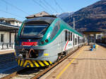 Zwei gekuppelte JAZZ der Trenord, der fünfteilige ETR 425 040 und der sechsteilige ETR 526 008, stehen am 19.02.2017 im FS Bahnhof Tirano.