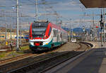 Der fnfteilige „Jazz“ ETR 425 042, ein Alstom Coradia Meridian, erreicht am 13.07.2022 als Trenitalia „Leonardo Express“ den Zielbahnhof Roma Termini (der Hauptbahnhof in