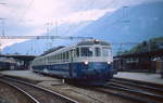 Altbautriebwagen der BLS: An einem Juniabend 1990 fährt der ABDe 4/8 745 der SEZ aus dem Bahnhof Interlaken Ost aus.