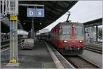 Die Swiss Express RE 4/4 II 11109 mit ihrem Ersatzzug für den IR 1714 beim Halt in Lausanne.