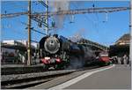 Nach dem tollen Gottharddampf von letzten Samstag verwöhnte mich heute eine weitere Dampflok mit ihrer Erscheinung: die SNCF 141 R 568 kam von Vallorbe nach Lausanne um mit ihrem langen Sonderzug nach einem halbstündigen Aufenthalt Richtung Bern weiter zu fahren.
28. Okt. 2017