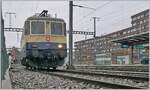 Nachdem die IRSI  Rheingold  Re 4/4 II 11387 (Re 421 387) mit ihrem Kieszug in Morges eingetroffen war und den Zug für wie Weiterfahrt über Schmalspurgleise über die Rollbockgrube