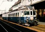 spiez/358135/blsbn-nach-dreijaehriger-renovation-ist-der BLS/BN: 
Nach dreijähriger Renovation ist der als «Blauer Pfeil» bekannte Zug der BLS wieder auf dem Schweizer Schienennetz unterwegs. Die Jungfernfahrt am 12. August absolviert der Zug auf seiner ursprünglichen Einsatzstrecke Bern-Neuenburg.Der «Blaue Pfeil» verkehrte zwischen 1938 und 1985 auf dieser Strecke, danach noch bis 1999 auf dem Netz der Sensetalbahn. Als der Zug ausgemustert wurde, rettete ihn der Tramverein Bern vor dem Verschrotten. 2011 erwarb die BLS-Stiftung das letzte erhaltene Fahrzeug. Es gilt als Objekt der Industriekultur von nationaler Bedeutung.
 
Fahrzeiten Jungfernfahrt «Blauer Pfeil»
Dienstag, 12. August 2014. Bern ab 14.14 Uhr, Marin-Epagnier (NE) an 14.55 Uhr. Rückfahrt Marin-Epagnier ab 15.01 Uhr, Bern an 16.16 Uhr.

Die Aufnahme des ABDZe 736 (1938) ist im Oktober 1995 in Spiez entstanden.
Foto: Walter Ruetsch
 
