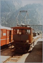 Blick auf einen RhB Rangiertraktor und den Bahhof von Thusis am 20 Aug. 1984. Heute zeigt sich der umgebaute Bahnhof ganz anders. 
