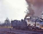 Sursee Triengen Bahn (Regelbetrieb): Der Rauch hüllt die Landschaft in einen diesigen bräunlichen Nebel. Triengen, 21.März 1965.  