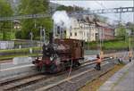 Vapeur Val-de-Travers: Train du Terroir.

E 3/3 8511 lscht ihren Durst in Travers, bevor die Rckfahrt angetreten wird. Mai 2023.