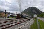 Vapeur Val-de-Travers: Train du Terroir.

Vor dem Chaupeau de Napoléon ist E 3/3 8511 in Fleurier eingekesselt zwischen RABe 523 075 und dem Bt des TransN RABe 567 314. Mai 2023. 