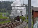 Vapeur Val-de-Travers: Train  Au fil de l'Areuse .

Ausfahrt von E 3/3 8511 aus Travers. Mai 2023.