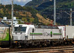 rem-476/747418/die-siemens-vectron-ac-dpm-diesel Die Siemens Vectron AC DPM (Diesel Power Modules) bzw. LM (Last Mile Diesel) Rem 476 453 „Waadt / Vaud“ (91 85 4476 453-6 CH-RLC) der railCare AG fährt am 07.09.2021 vom Simplon kommend durch Brig in Richtung Spiez. 

Die Lok wurde 2007 Siemens in München-Allach unter der Fabriknummer 22292 gebaut.

Diese topmodernen Lokomotiven weisen eine Leistung von 6.400 kW (8.700 PS) auf. Das eingebaute Diesel-Power-Modul ermöglicht das Rangieren ohne Fahrdraht. Zusätzlich sind die Vectron-Lokomotiven von Siemens mit einer Funkfernsteuerung  und einer halbautomatischen Bremsprobe ausgerüstet. Die sieben Loks der railCare AG mit Sitz in Härkingen haben die Zulassungen für Deutschland, Österreich und die Schweiz (D / A / CH) und Höchstgeschwindigkeit von160 km/h. Sie wurden 2017 bis 2018 von Siemens in München-Allach gebaut.

Die Entwicklung der Siemens Lokomotive Vectron basiert auf den Erfahrungen der erfolgreichen EuroSprinter beziehungsweise deren Weiterentwicklung Siemens ES 2007 (NMBS/SNCB-Reihe 18/19) ersetzt. Ausgereifte und bewährte Technik ist mit Flexibilität und Modularität kombiniert. Die Vectron Lokomotive ist für die vielfältigsten Verkehrsaufgaben konzipiert. Ob im nationalen oder grenzüberschreitenden Verkehr, ob im Personen- oder Güterverkehr. Es werden vier elektrische Versionen und eine dieselelektrische Version der Lokomotivplattform angeboten. Die hier gezeigten Vectron Lokomotiven sind als AC – Lokomotiven (Wechselstromlok) mit 6.400 kW Leistung) konzipiert und haben ein Diesel Power Modules (DPM) / Rangiermodul bzw. Last Mile (LM).

Die äußere Gestaltung der Vectron-Lokomotiven unterscheidet sich nur wenig von der der Siemens ES 2007; insbesondere wird das der Crashnorm entsprechende Kopfmodul bis auf einige Detailänderungen, etwa Rückblickkamera statt Seitenfenster, übernommen. Innen ist der neue Typ hingegen komplett anders aufgebaut. Der Maschinenraum besitzt im Gegensatz zur Bombardier TRAXX einen geraden Mittelgang, an dessen Seiten alle Komponenten einen festen Platz haben. In einem unter dem Boden verlaufenden Kanal verlaufen die Steuerleitungen und Druckluftrohre. Die Radsätze werden über gefederte Ritzel-Hohlwellen angetrieben.

Der Vectron unterstützt mit einer optimierten Systemauslegung und vielfältigen Funktionen für energieoptimales Abstellen. Der elektrische Vectron ermöglicht eine erhöhte elektrische Bremskraft von 240 kN. Die rückgewonnene Energie wird hocheffizient für die Versorgung von Hilfsbetrieben genutzt bzw. und wo möglich ins Netz zurückgespeist. 

Technische Daten, der Vectron AC DPM  (railCare AG)
Spurweite: 1.435 mm
Achsformel: Bo'Bo'
Länge über Puffer: 18.980 mm
Drehzapfenabstand: 9.500 mm
Achsabstand im Drehgestell: 3.000 mm
Breite: 3.012 mm
Höhe:  4.248 mm
Raddurchmesser : 1.250 mm (neu) / 1.160 mm (abgenutzt)
Gewicht:  90 t
Spannungssysteme: 15 kV, 16,7 Hz AC (Wechselstrom)
Max. Leistung am Rad:  6.400 kW 
Leistungsfaktor:  nahe 1
Höchstgeschwindigkeit: 160 km/h
Anfahrzugskraft:  300 kN
Dauerzugkraft:  250 kN
Elektrische Bremskraft: 240 kN
Leistungsdaten DPM (Diesel Power Modul):
Max. Geschwindigkeit : 40 km/h
Leistung: 180 kW (160 kW am Rad)
Kraftübertragung: Ritzelhohlwellenantrieb
Lichtraumprofil: UIC 505-1