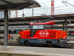 Die Elektrische Zweifrequenz-Rangierlok Ee 922 022-9 (97 85 1 922 022-9 CH-SBB) der SBB fhrt am 17.02.2017 im Bahnhof Basel SBB.