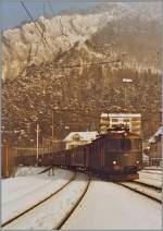Die SBB Re 4/4 I 10039 erreicht mit ihrem Schnellzug Basel - Biuel /Bienne Moutier.
17. Jan. 1985