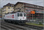 Die SBB Re 4/4 II  Erstfeld  (Re 420268-5) vor den alten Hallen der  Ateliers de Construction de Vevey  in Vevey. 
17. Juni 2016