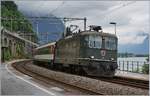 Die Re 4/4 11161 mit dem IR 1714 von Brig nach Genève Aéroport bei der Durchfahrt in Veytaux-Chillon. Dieser Zug wird in der Regel von einer Re 460 mit einem EW IV -Pendel geführt.
13. Juni 2018 