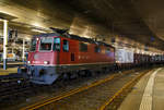 
Die Re 420 255-2 (91 85 4420 255-2 CH-SBBC) bzw. Re 4/4 II 11255 der SBB Cargo mit einem Güterzug am 18.05.2018 beim Signalhalt im Bahnhof Bern.