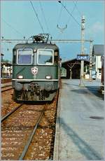 Die Re 4/4 11334, noch in grün, aber bereits ab Fabrik mit eckigen Lampen geliefert, wartet im alten Bahnhof von Leuk auf den Abfahrtsbefehl, um mit ihrem Schnellzug nach Brig abzufahren.

im Juli 1995