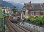 Die SBB Re 4/4 II 11251 (Re 420 420 251-1) verlässt mir ihrem Postzug Montreux und fährt in Richtung Lausanne. 

15. Juni 2020