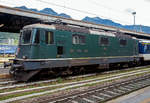 re-44-ii-2-serie/726620/die-gruene-sbb-re-44-ii Die grne SBB Re 4/4 II – 11161 (2. Serie) bzw. SBB 420 161-2 (91 85 4 420 161-2 CH-SBB) mit einem Einheitswagen I-Pendel (EW I), Regionalzug nach Brig, am 15.09.2019 im Bahnhof Domodossola.

Die Re 4/4II ist eine vierachsige, viermotorige Lokomotive auf zwei Drehgestellen. Die Radstze sind ber Schraubenfedern am Drehgestellrahmen abgesttzt. Das Drehgestell ist sekundr mit Schraubenfedern (ursprnglich Gummifedern) tief angehngt am Lokomotivkasten abgesttzt. Die Zugkraftbertragung erfolgt ber Tiefzugstangen von den Drehgestellen an den Lokomotivkasten.

Um einen besseren Kurveneinlauf des nachlaufenden Drehgestells zu ermglichen, wurde zwischen den zwei Drehgestellen eine elastische Querkupplung eingebaut.

Diese Lokomotiven der zweiten Bauserie (11156–11349 und 11371–11397) haben zwei Einholmstromabnehmer und sind mit 15.410 mm (bei gleichem Drehgestellabstand) einen halben Meter lnger als die Lokomotiven der 1. Serie. Die Stirnwnde der Lokomotiven der 2. Serie sind etwas strker geneigt als diejenigen der 1. Serie.

TECHNISCHE DATEN (2.Serie):
Spurweite: 1.435 mm (Normalspur)
Achsfolge: Bo'Bo'
Hersteller: SLM / BBC / MFO / SAAS 
Dienstgewicht: 84 t (mit Klimaanlage)
Lnge ber Puffer: 15.410mm 
Drehzapfenabstand:  7.900 mm
Achsabstand im Drehgestell: 2.800 mm
Treibraddurchmesser:  1.235 mm
Breite: 2.970 mm
Hhe: 4.500 mm
Leistung: 4.700 kW (6.320 PS)
Stundenzugkraft: 167 kN
Anfahrzugkraft: 255 kN
Hchstgeschwindigkeit: 140 km/h
Stromsystem:  15 kV, 16,7 Hz AC