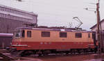 Als Nachtrag zu Ollis Bild der noch grünen 11161 noch eine Aufnahme derselben Lok in TEE-Farben am 6.März 1974 in Olten. In dieser Farbgebung kamen die Loks 11158 - 11161 und 11249 - 11253 in Dienst. 