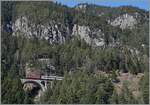 re-44-ii-2-serie/821247/eine-sbb-re-44-ii-ist Eine SBB Re 4/4 II ist auf der oberen Meienreuss Brücke bei Wassen auf der Fahrt nach Locarno. 
Allem Anschein nach soll der GBT im Januar 2024 für zwei Wochen geschlossen werden (Unterhaltsarbeiten) und somit der Verkehr wieder 'über den Berg' rollen.

Es könnte als wieder Fotos mit richtig vielen Zügen auf der Gotthardbahn geben.

Das hier gezeigte Bild entstand am 17. März 2016