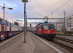 Während links eine S-Bahn S19 auf Abfahrt Richtung Effretikon - Winterthur wartet, fährt eine andere S19 mit einer Re420 je hinten und vorn in Wallisellen ein. Lok 420 230. 6.Februar 2023 