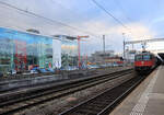 Ein S-Bahnzug S19 fährt aus Wallisellen aus. Zuhinterst die Re420 210. 6.Februar 2023 