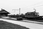 re-44-iii/383014/rmsmb-verschiebung-des-pz-bat-13 RM/SMB: Verschiebung des Pz Bat 13 Burgdorf - Bure via Solothurn-Moutier. Im Jahre 1980 wartete die Re 4/4 112 (1969) 'SOLOTHURN' mit einem mit Pz 61 beladenen Kurzpanzerzug in Lommiswil die Zugskreuzung mit einem Planzug aus Moutier ab. Anfangs der 90er-Jahre gab es noch einen Armeebestand von 150 Pz 61. Inzwischen wurden sie ausrangiert. Die Re 4/4 112 hingegen leistet noch immer wertvolle Dienste bei Crossrail AG im alltglichen Nord- Sdverkehr.
Foto: Walter Ruetsch  