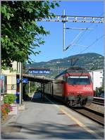 Die SBB Re 460 087 schiebt bei La Tor de Peilz ihren IR Richtung Genève. Leider nur teilweiser zu erkennen: Damals waren die EW IV noch Grün/Lichtgrau und die Walliser IR führten einen ex SNCF Gepäckwagen. 
15. August 2006