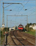 Noch bis vor Kurzem standen bei Neyruz an der Strecke Bern Lausanne die letzten alten Fahrleitungsmaste. 
Eine Re 460 ist mit einem IC Richtung Bern unterwegs.
6. Aug. 2015