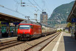 re-460/822832/eine-lok-2000-schiebt-eine-ic Eine Lok 2000 schiebt eine IC 2000 Garnitur....
Die SBB Re 460 085-4 'Pilatus'  (91 85 4 460 085-4 CH-SBB) schiebt, einen IC2000 Wagenzug, als  IR 90 (Brig – Lausanne - Genève-Aéroport) vom Bahnhof Aigle weiter in Richtung Lausanne bzw. Genève (Genf). 

Die Lok2000 wurde 1992 von der SLM in Winterthur (Schweizerischen Lokomotiv- und Maschinenfabrik) unter der Fabriknummer 5562 gebaut, der elektrische Teil ist von der ABB (Asea Brown Boveri). Seit 2015 durchlaufen die Loks im SBB Werk Yverdon-les-Bains (VD) das vollständige Modernisierungs-/Refit-Programm LOK2000. So sollen die Loks fit für die nächsten 20 Jahre sein, zudem werden durch alle 119 SBB Re 460 Lokomotiven so etwa 30 Gigawattstunden Energie eingespart.