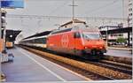 re-460/838377/die-sbb-re-460-039-1-faehrt Die SBB Re 460 039-1 fährt mit eine IC durch den Bahnhof von Aarau. 

Analogbild vom Mai 1999