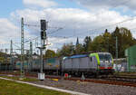 re-475/735300/eine-der-25-neuen-von-der Eine der 25 neuen von der BLS Cargo in der 2. Serie bestellten Re 475 (Siemens Vectron MS)....
Die recht neue BLS Cargo 418 – Re 475 421-4 (91 85 4475 421-4 CH-BLSC) fhrt am 07.05.2021 mit einem KLV-Zug durch den Bahnhof Betzdorf (Sieg) in Richtung Kln.

Die Siemens Vectron MS wurden 2020 von Siemens Mobilitiy in Mnchen-Allach unter der Fabriknummer 22867 gebaut, sie hat die Zulassungen fr CH/ D/ A/ I / NL/B und kann so vom Mittelmeer bis an die Nordsee ohne Lokwechsel durchfahren. Die BLS Re 475 der zweiten Serie 475 416 – 475 440 (es sind noch nicht alle ausgeliefert) haben zustzlich die Zulassung fr Belgien (B). Sie haben eine Hchstgeschwindigkeit von 200 km/h und eine Leistung von 6.400 kW.

Nach Abschluss der Lieferungen der 2. Serie hat die BLS Cargo dann insgesamt 40 Loks der Baureihe Re 475 (Siemens Vectron MS). Der kleine Unterschied zwischen der beiden Serien ist nur das die Lok der 2. Serie auch durch Belgien 
