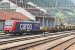 re-482-traxx-1/795869/sbb-cargo-482-027-zieht-ein SBB Cargo 482 027 zieht ein Gleisbauzug in Erstf4eld ein am 6 Juni 2015.
