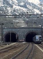 Im Mai 1980 verlt eine Re 6/6 den Gotthard-Tunnel und erreicht Gschenen