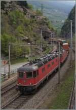 Von Rodi-Fiesso durch die Dazio Grande nach Faido: 
Die Re 6/6 11662 mit einer Re 4/4 II/III verlässt mit einem Güterzug die Dazio Grande und erreicht Rodi-Fiesso.
6. Mai 2014