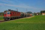 SBB: Güterzug mit der Re 6/6 11644  CORNAUX  bei Gettnau unterwegs am 29. September 2015.
Foto: Walter Ruetsch