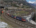 Eine Re 10/10 mit der Spitzenlok Re 620 065-3 ziehen einen langen Güterzug bei Wassen bergärts.
17. März 2016