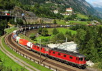 Die Wattinger Kurve bietet eine wenigen Gelegenheiten, auch einen längeren Güterzug auf der Gotthard-Nordrampe komplett aufzunehmen. Am 12.09.2016 werden die Re 6/6 und die Re 4/4 II von einer Re 4/4 II als Schublok unterstützt - auch wenn diese nur mit der Lupe erkennbar ist...