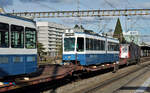 re-6-6/807029/re-620-072-9-balerna-tram-2000 Re 620 072-9 'Balerna', Tram 2000 (VBZ)
VON ZÜRICH NACH WINNYZJA.
Ab dem Jahr 2022 erhält die Stadt Winnyzja in der Ukraine in einem ersten Schritt 35 Tram 2000 der Verkehrsbetrieb Zürich (VBZ). Um dies zu ermöglichen, haben die Schweiz und die Stadt Winnyzja am 23. Dezember 2020 ein Abkommen für die zweite Phase des seit dem Jahr 2006 laufenden Strassenbahnprojekts unterzeichnet.
Mit dem von der Re 620 072-9 „Balerna“ geführten planmässigen  Güterzug 60281 RBL – BU gingen am 20. März 2023 acht ehemalige VBZ Tram 2000 auf ihre grosse Reise. Verewigt wurden sie anlässlich der Bahnhofsdurchfahrt Schlieren.
Foto: Walter Ruetsch
