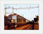 re-6-6/812703/die-sbb-re-66-11644-wartet Die SBB Re 6/6 11644 wartet mit dem Hispania-Express (zwei SNCF Liegwagen sind im Bild zu erkennen) Hamburg /Dortmund - Basel - Genève- Port Bou auf die Abfahrt.

14. April 1984